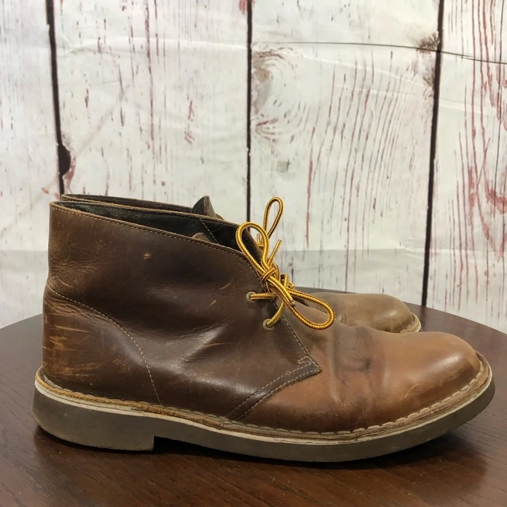 Clark’s Men's Brown Leather Chukka Boots with Yellow Laces size 10**